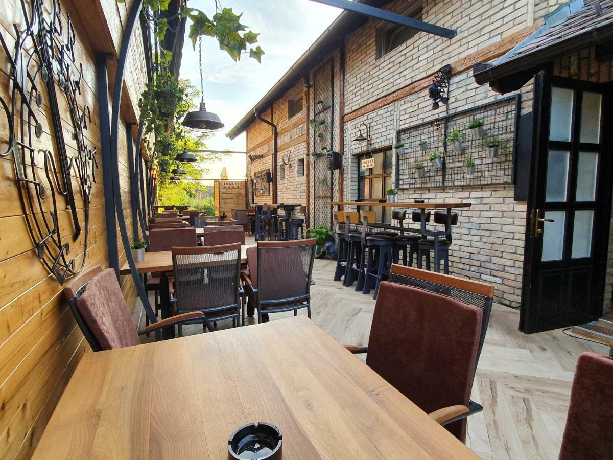 Oldbrick Pub Hotel Sombor Exterior foto