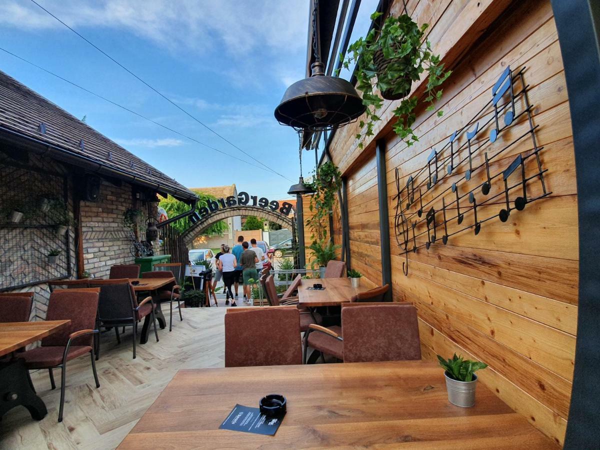 Oldbrick Pub Hotel Sombor Exterior foto